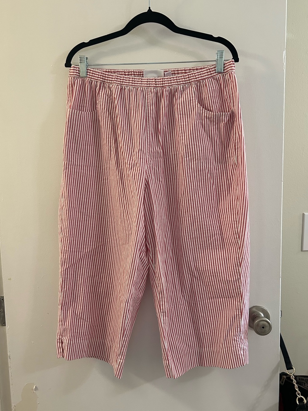 Quacker Factory Pink and White Pinstripe Capri Cotton Pants L